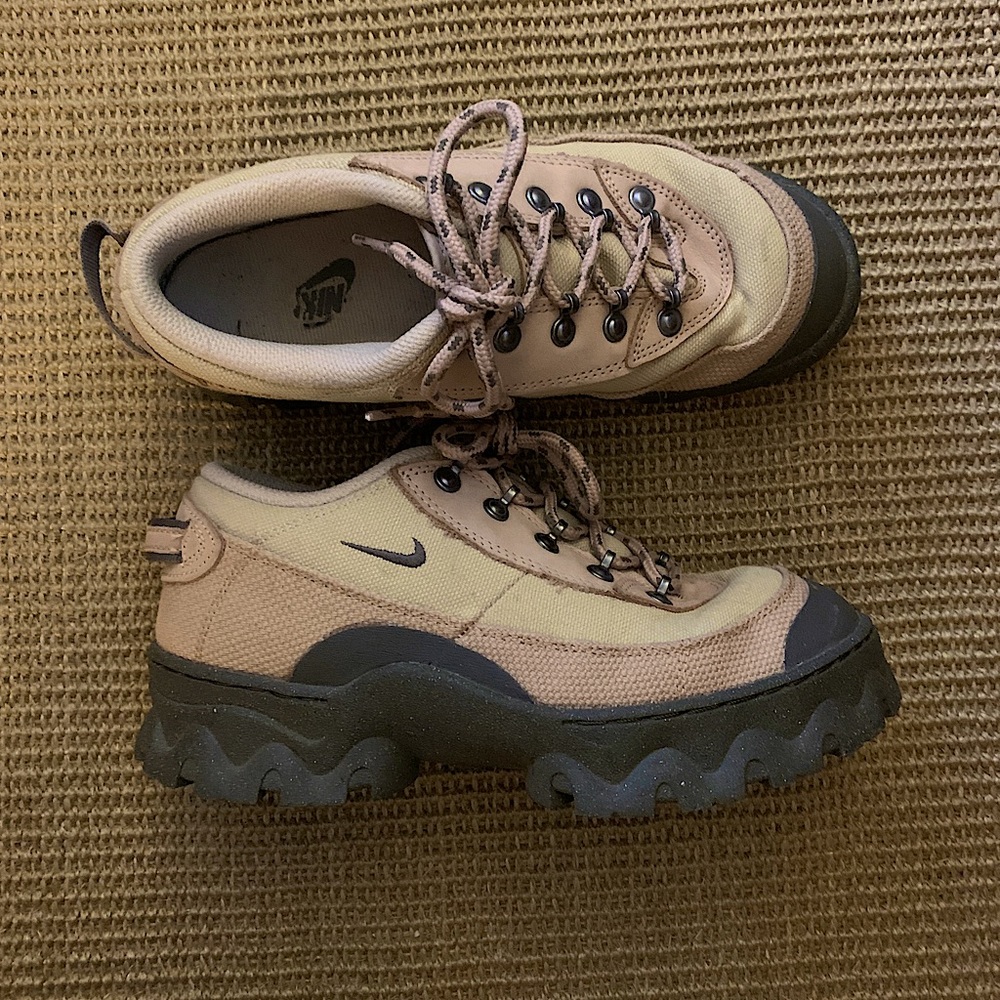 Nike Beige Lahar low sneakers